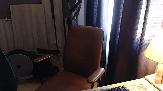 Lynylou online show from April 2026 02:00:02 PM