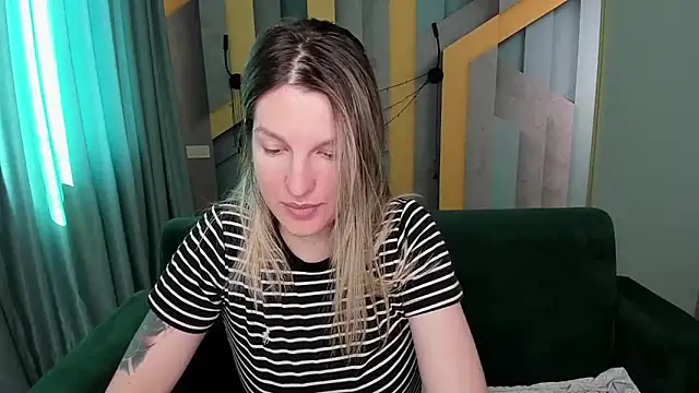 EmilyWalkeri online show from April 2026 07:02:01 AM