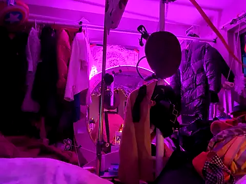 gurlnips online show from March 2025 01:51:01 PM