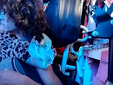 gurlnips online show from September 2025 08:08:01 PM