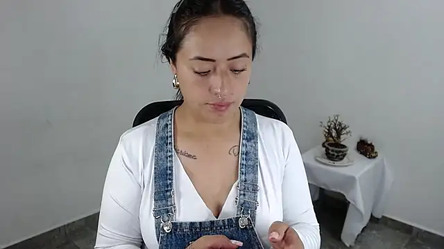 jjulietha95 online show from April 2026 02:27:02 AM