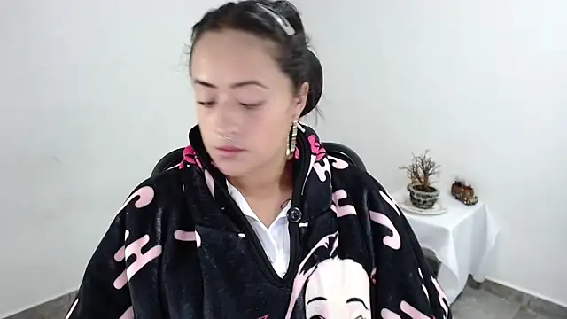 jjulietha95 online show from May 2026 09:32:02 PM