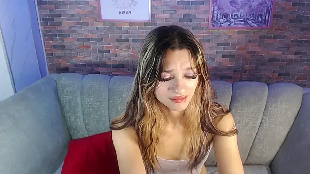 Snapshot of Laurita_b chatting on February 2025 11:45:01 PM Laurita b online show from February 2025 11:45:01 PM