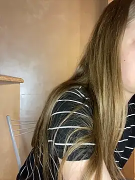 Snapshot of MollyDolle chatting on November 2025 08:00:01 PM MollyDolle online show from November 2025 08:00:01 PM