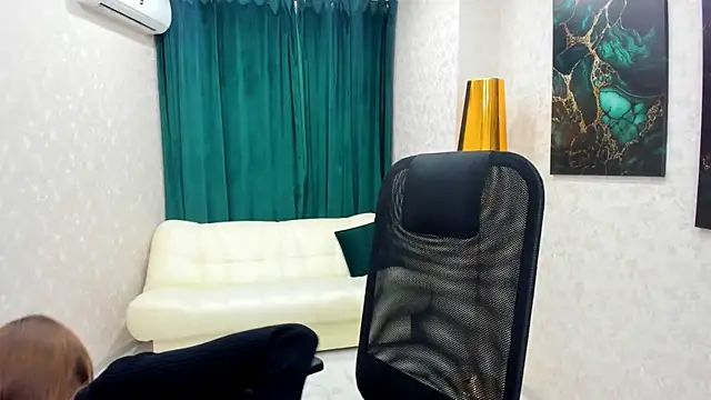 Snapshot of MileyWings chatting on January 2025 02:21:01 PM MileyWings online show from January 2025 02:21:01 PM