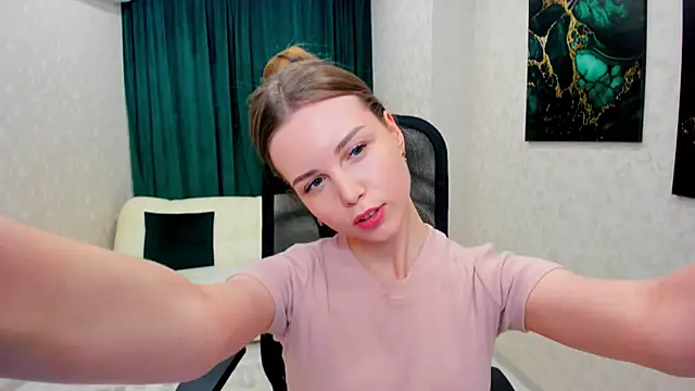 Snapshot of MileyWings chatting on March 2025 12:27:02 PM MileyWings online show from March 2025 12:27:02 PM