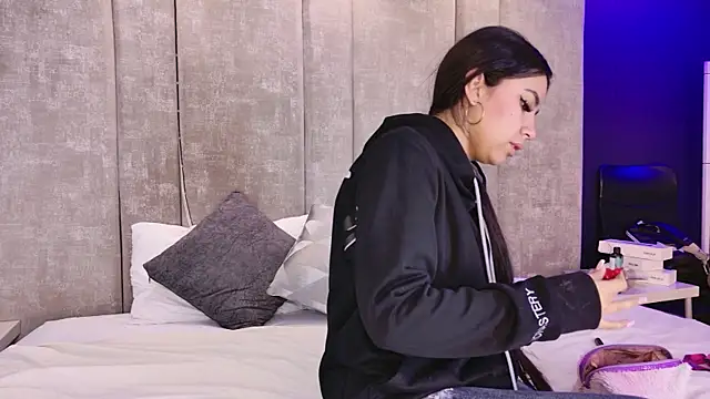 Larabrooks online show from December 2025 12:10:02 PM