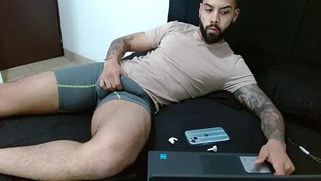 Snapshot of Hendry_ chatting on December 2024 04:36:02 AM Hendry online show from December 2024 04:36:02 AM