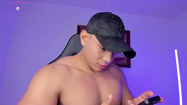 Snapshot of RoyConstance chatting on January 2026 04:36:01 AM RoyConstance online show from January 2026 04:36:01 AM