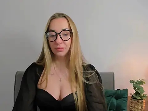 Snapshot of AriaDesire chatting on January 2025 06:39:01 AM AriaDesire online show from January 2025 06:39:01 AM