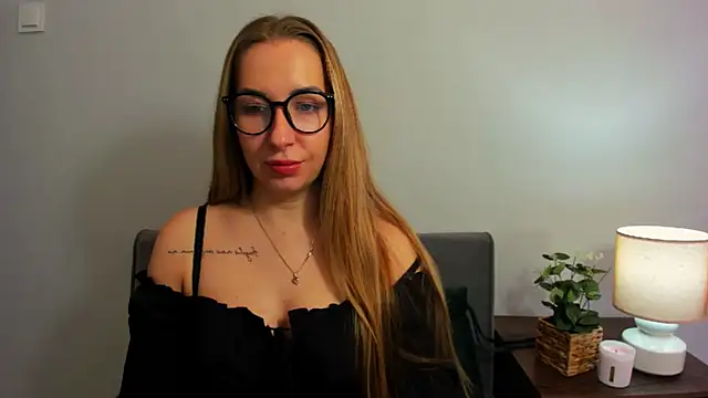 Snapshot of AriaDesire chatting on March 2025 10:11:01 AM AriaDesire online show from March 2025 10:11:01 AM