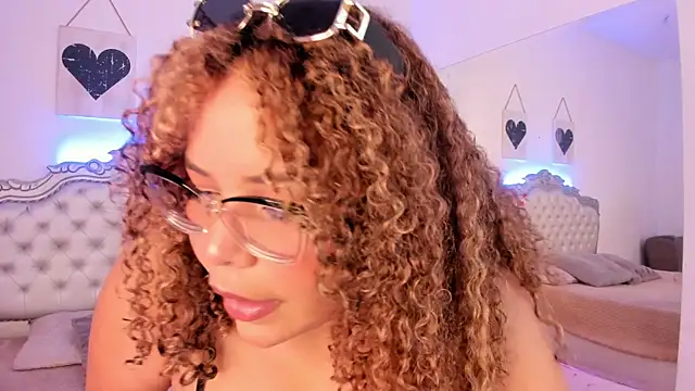 NiaColusi online show from September 2025 06:43:02 PM