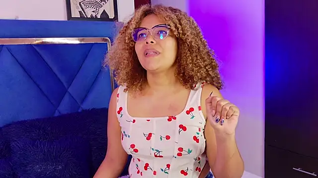 Snapshot of NiaColusi chatting on February 2026 02:46:01 PM NiaColusi online show from February 2026 02:46:01 PM