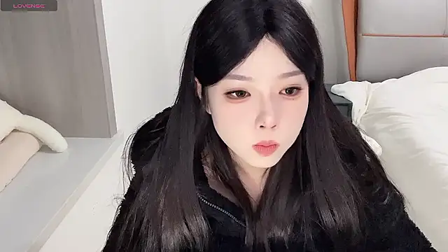 Snapshot of Q-ing chatting on December 2024 04:14:01 AM Q-ing online show from December 2024 04:14:01 AM