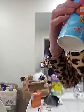 erinSmiles online show from November 2025 05:51:02 AM