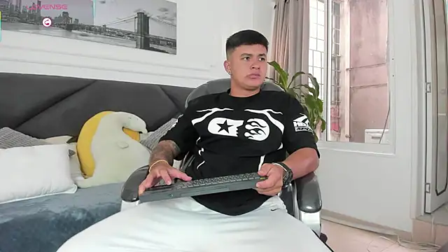 Cristopher strong online show from May 2026 02:01:01 PM