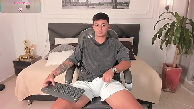 Cristopher strong online show from May 2026 01:51:02 PM