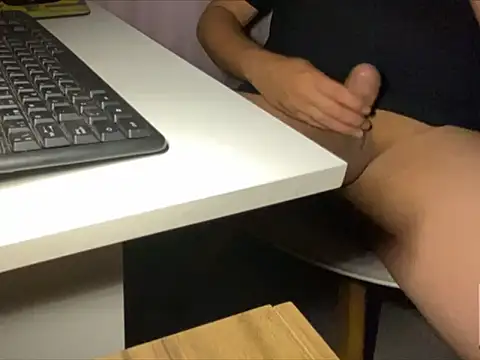 Snapshot of tomazu11 chatting on November 2025 12:57:02 AM tomazu11 online show from November 2025 12:57:02 AM