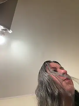 Evelinia online show from November 2025 04:28:01 PM