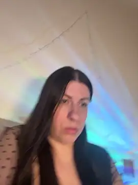 Evelinia online show from June 2026 04:33:01 PM