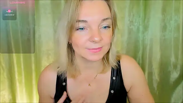 Snapshot of Regina__blue chatting on December 2024 03:25:02 PM Regina blue online show from December 2024 03:25:02 PM