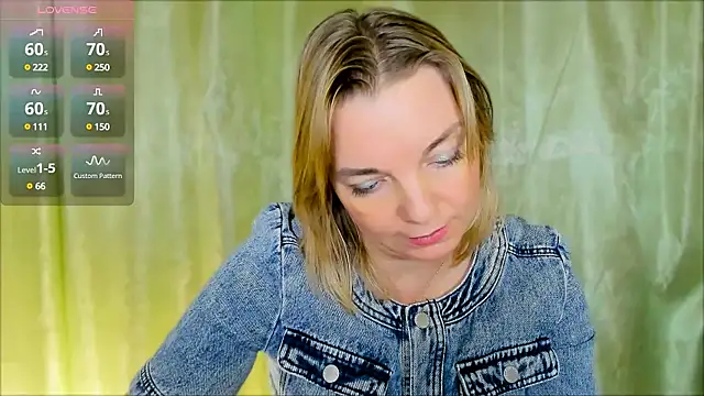 Snapshot of Regina__blue chatting on December 2024 01:55:01 PM Regina blue online show from December 2024 01:55:01 PM