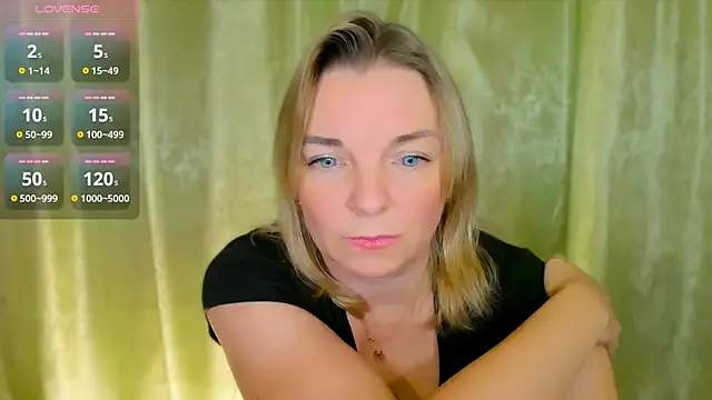 Snapshot of Regina__blue chatting on December 2024 08:43:02 PM Regina blue online show from December 2024 08:43:02 PM