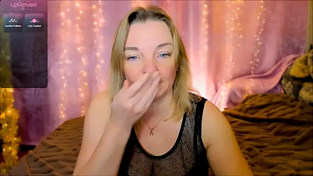 Snapshot of Regina__blue chatting on January 2025 06:56:02 PM Regina blue online show from January 2025 06:56:02 PM