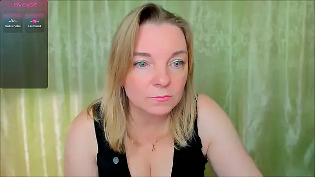 Snapshot of Regina__blue chatting on February 2025 06:22:01 PM Regina blue online show from February 2025 06:22:01 PM