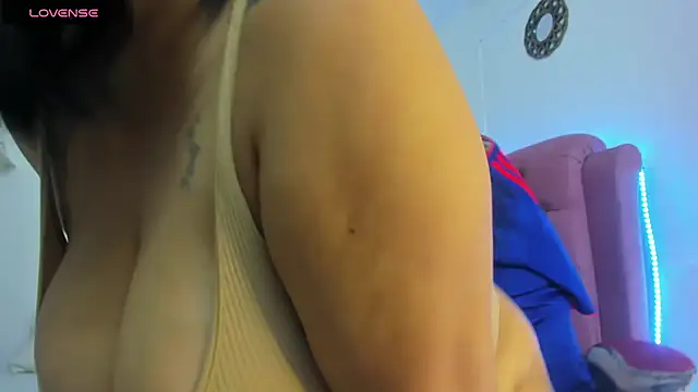 Snapshot of rose_bigboobsx chatting on December 2025 02:06:02 AM rose bigboobsx online show from December 2025 02:06:02 AM