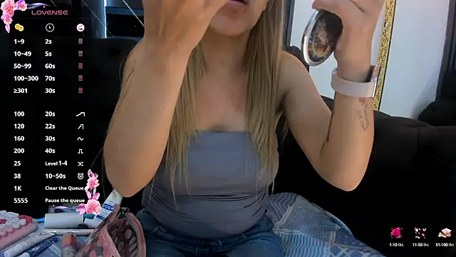 EvaaLovia1 online show from October 2025 01:19:01 PM