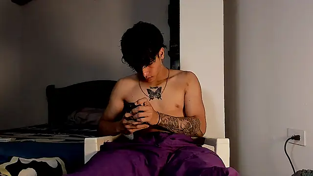 Snapshot of Snakebutterfly chatting on December 2024 06:39:01 AM Snakebutterfly online show from December 2024 06:39:01 AM