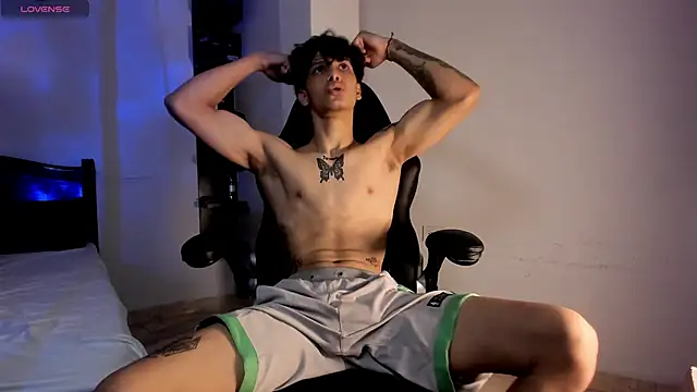 Snapshot of Snakebutterfly chatting on March 2025 11:03:02 PM Snakebutterfly online show from March 2025 11:03:02 PM