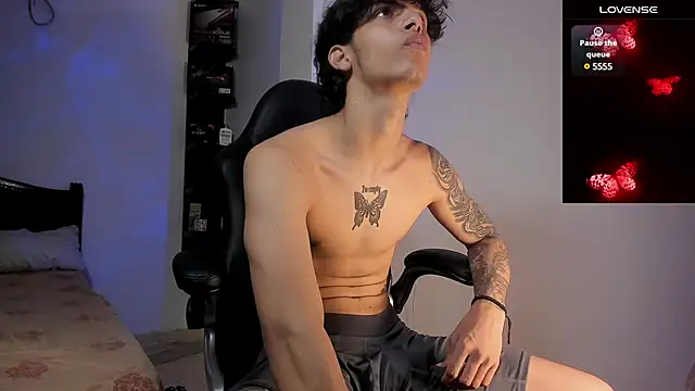 Snapshot of Snakebutterfly chatting on March 2025 04:35:01 AM Snakebutterfly online show from March 2025 04:35:01 AM