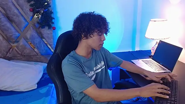 nickolas moon online show from December 2024 10:02:02 PM