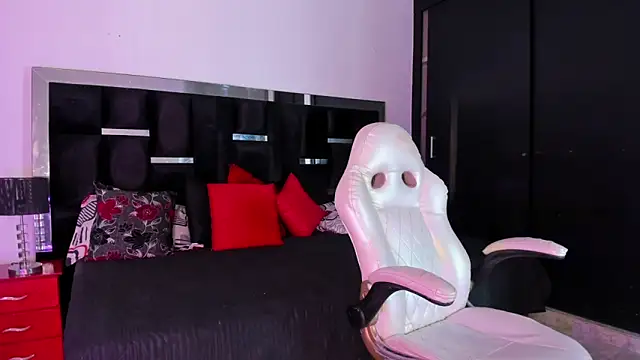 Snapshot of Tasha_Sant chatting on October 2025 08:32:01 PM Tasha Sant online show from October 2025 08:32:01 PM