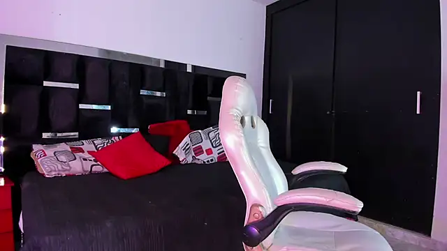 Snapshot of Tasha_Sant chatting on November 2025 08:19:01 PM Tasha Sant online show from November 2025 08:19:01 PM