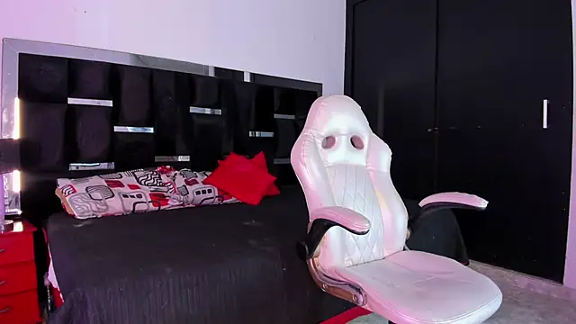 Snapshot of Tasha_Sant chatting on November 2025 07:58:02 PM Tasha Sant online show from November 2025 07:58:02 PM