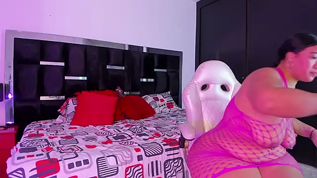 Tasha Sant online show from November 2025 08:31:01 PM