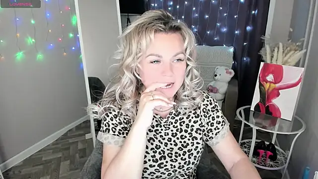 candy queeen online show from May 2026 10:15:02 PM