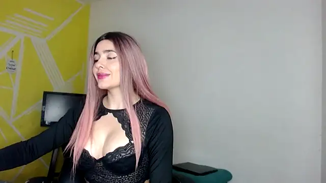 Nikolle Rouss online show from December 2024 05:34:01 PM