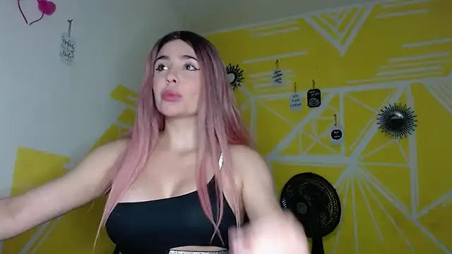 Nikolle Rouss online show from October 2025 05:02:02 PM