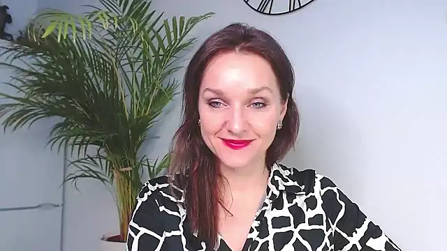 Snapshot of AliciaDesire chatting on December 2024 11:00:01 AM AliciaDesire online show from December 2024 11:00:01 AM