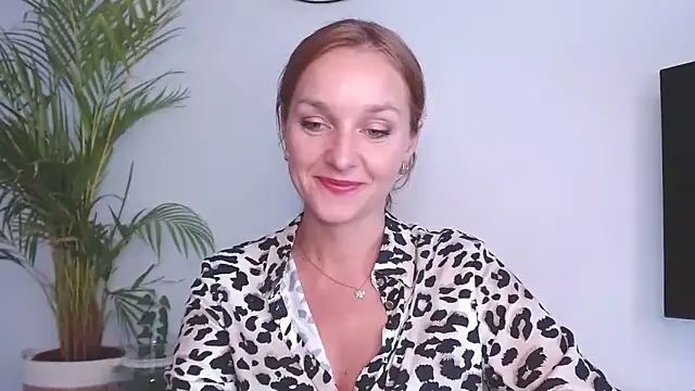 Snapshot of AliciaDesire chatting on September 2025 06:35:02 AM AliciaDesire online show from September 2025 06:35:02 AM