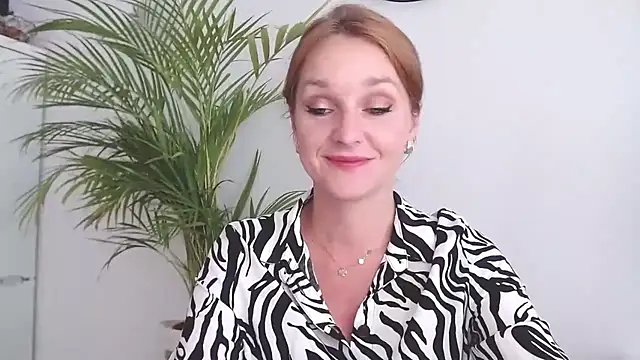 Snapshot of AliciaDesire chatting on September 2025 01:38:02 PM AliciaDesire online show from September 2025 01:38:02 PM