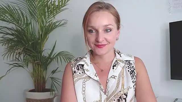 Snapshot of AliciaDesire chatting on October 2025 01:33:02 PM AliciaDesire online show from October 2025 01:33:02 PM