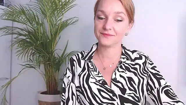 Snapshot of AliciaDesire chatting on October 2025 05:54:02 AM AliciaDesire online show from October 2025 05:54:02 AM