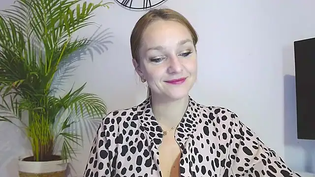 Snapshot of AliciaDesire chatting on November 2025 06:56:02 AM AliciaDesire online show from November 2025 06:56:02 AM