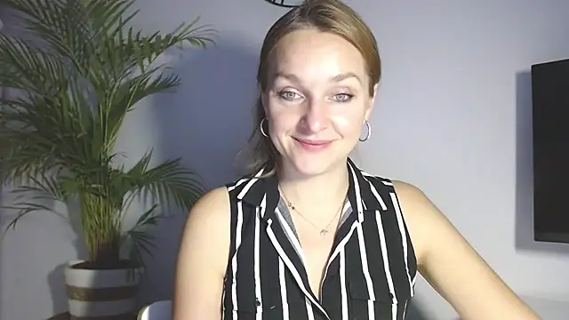 Snapshot of AliciaDesire chatting on December 2025 07:16:02 AM AliciaDesire online show from December 2025 07:16:02 AM