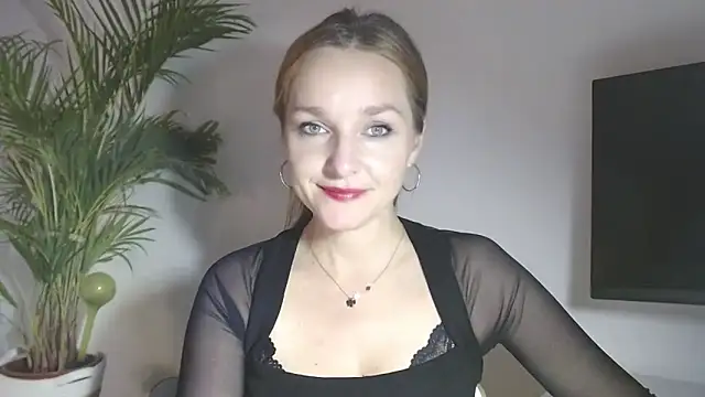 Snapshot of AliciaDesire chatting on December 2025 06:24:02 PM AliciaDesire online show from December 2025 06:24:02 PM